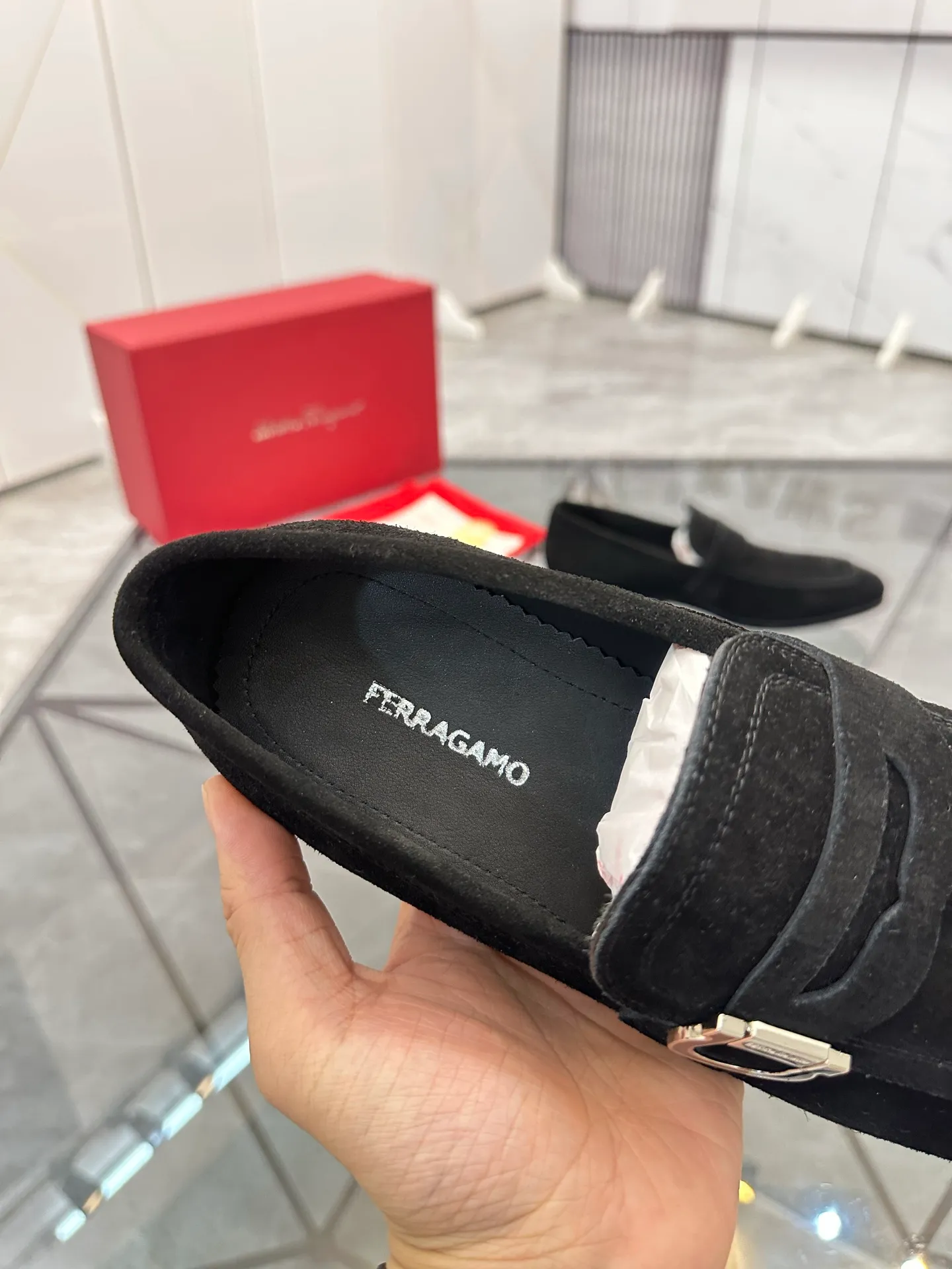 Men's shoes: 💰P640¥ High-end quality Product trademark: Ferragamo* "Ferragamo*" leather shoes Regular size: 38-44 (can be customized to 45.46.) Product materials: imported first-layer nubuck leather upper, cowhide lining, original outsole. Number: 688